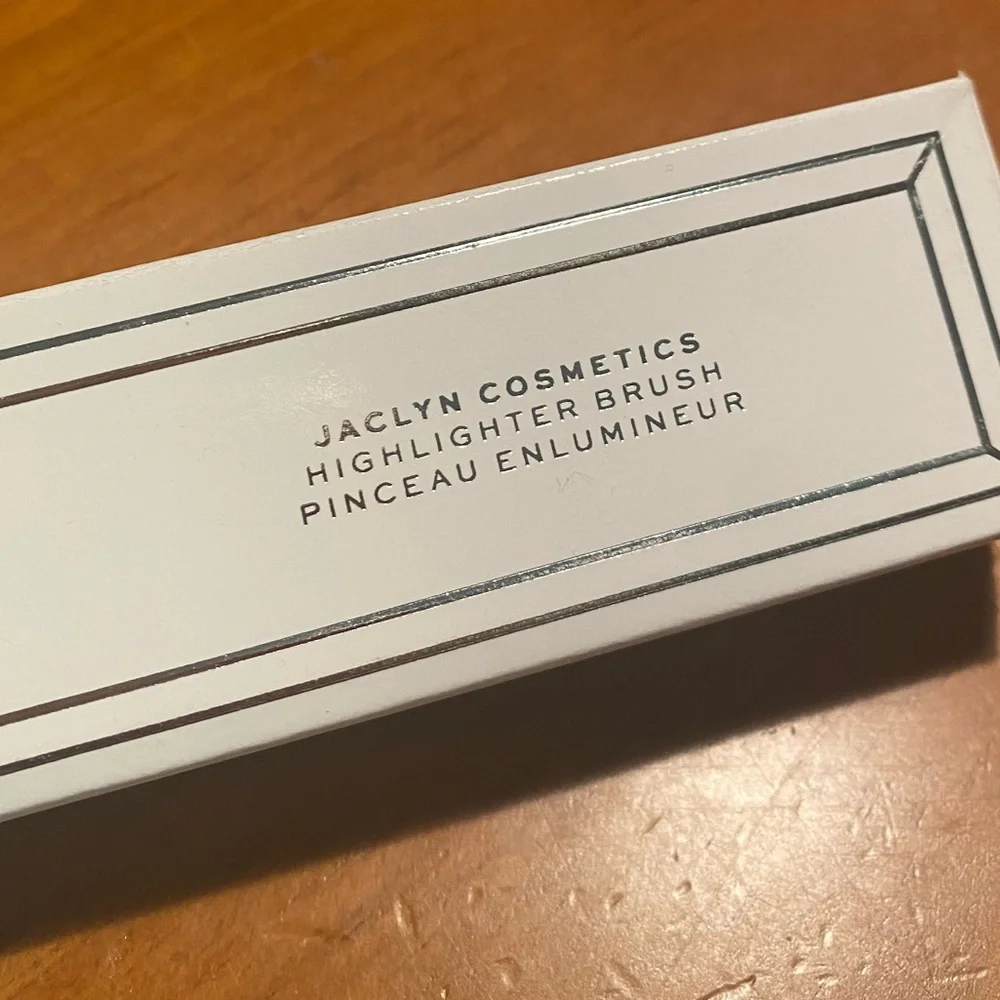 Jaclyn Cosmetics Highlighter Brush